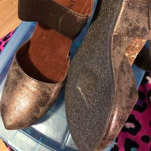 Ladies bronze color Pierre Dumas dress Shoes Never wore only tried on